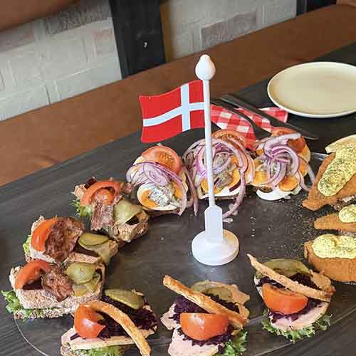 Dagens lunch i Tomelilla hos Tinas lille Danmark